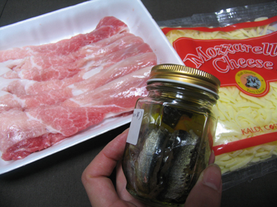 ロールフライの主な材料、スライス豚肉、アンチョビ、チーズです<br />後はニンニクと調味料、衣関係(小麦粉、卵、パン粉)のみ ロールフライの主な材料、スライス豚肉、アンチョビ、チーズです<br />後はニンニクと調味料、衣関係(小麦粉、卵、パン粉)のみ