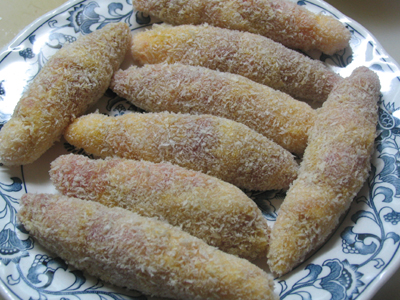 パン粉を付けたら、後は揚げるだけ パン粉を付けたら、後は揚げるだけ