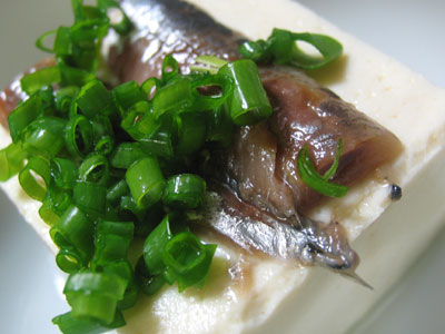 背黒イワシの塩漬けをのせた、アンチョビ豆腐
