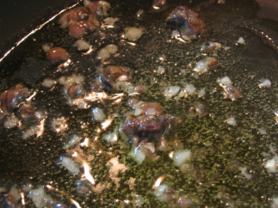 ニンニクとアンチョビを、オリーブオイルで炒める